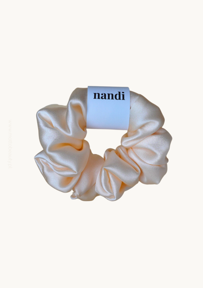 nandi-gumka-jedwabna-satynowa-scrunchie-midi-nude-1.png