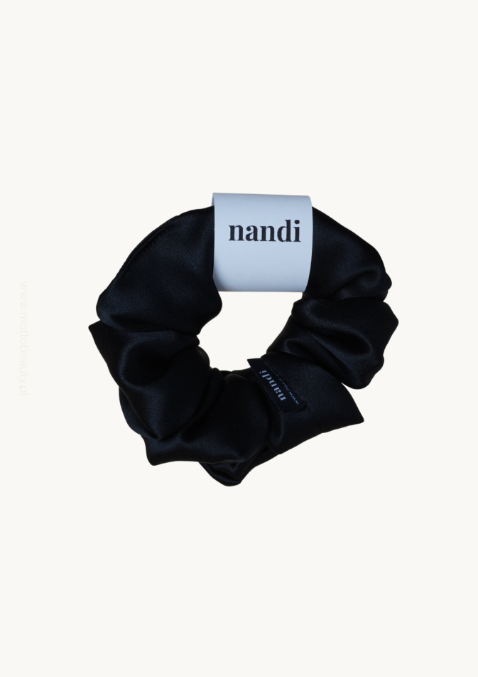 nandi-gumka-jedwabna-satynowa-scrunchie-midi-czarna-1.png