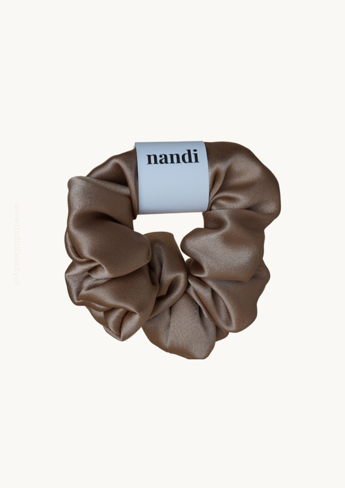 nandi-gumka-jedwabna-satynowa-scrunchie-midi-cappucinno-1.png