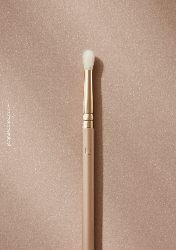 Eveline-Cosmetics-Precyzyjny-pedzel-do-blendowania-cieni-E04-4.png