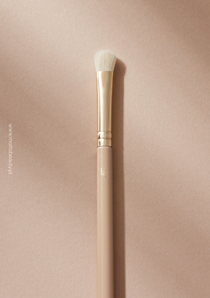 Eveline-Cosmetics-Pedzel-do-aplikacji-cieni-E01-4.png
